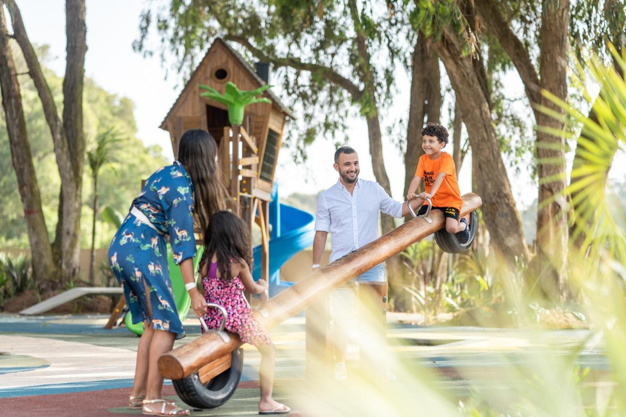 Pullman Mazagan Royal Golf & Spa El Jadida Exteriör bild Family playing in the park