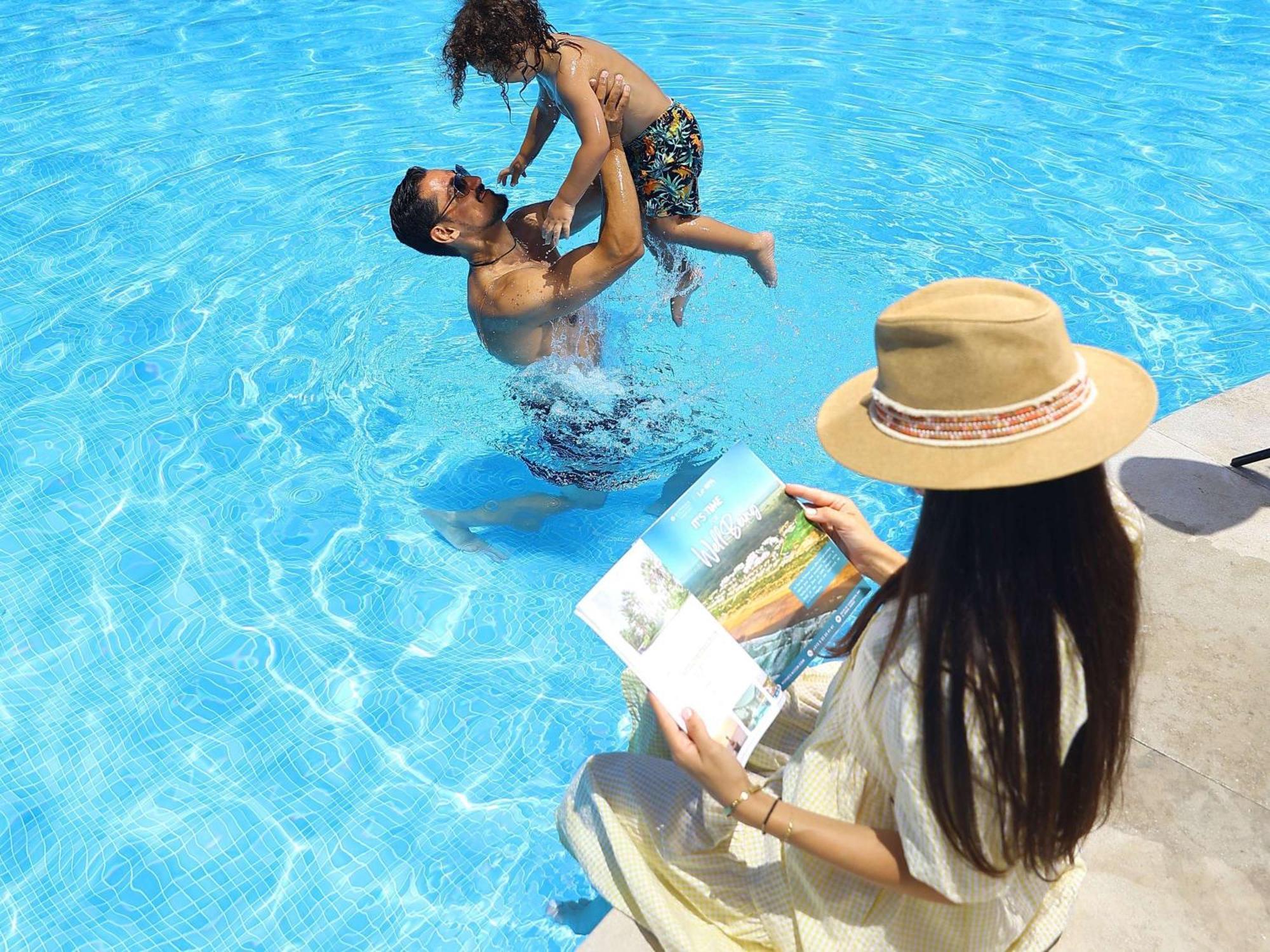 Pullman Mazagan Royal Golf & Spa El Jadida Exteriör bild Family at a pool
