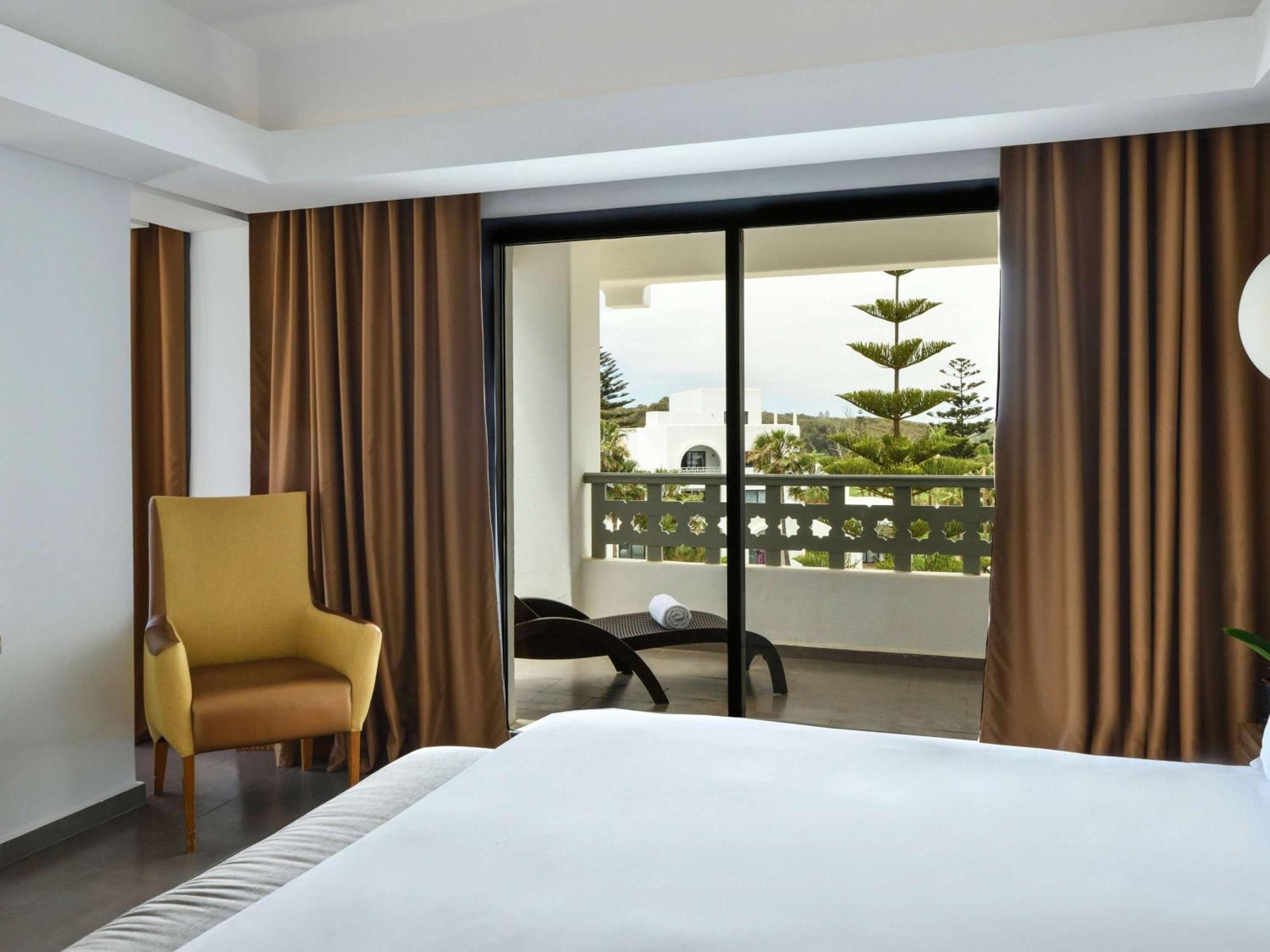 Pullman Mazagan Royal Golf & Spa El Jadida Exteriör bild Curtains in a bedroom